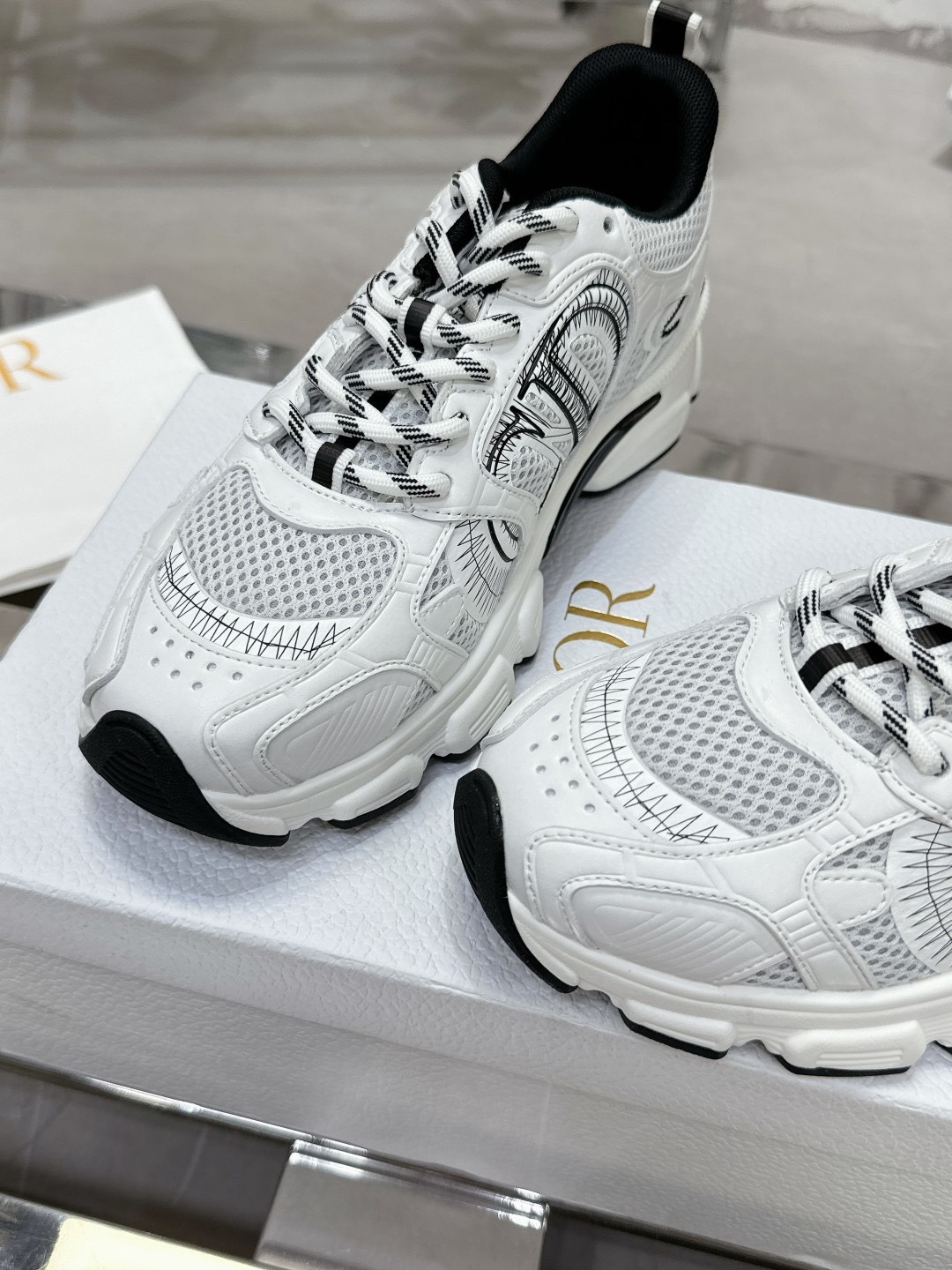 Mesh casual athletic shoes