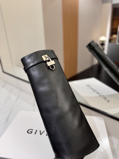 High-heeled buckle boots