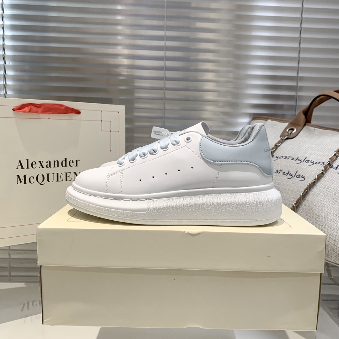 A Style couple white shoes