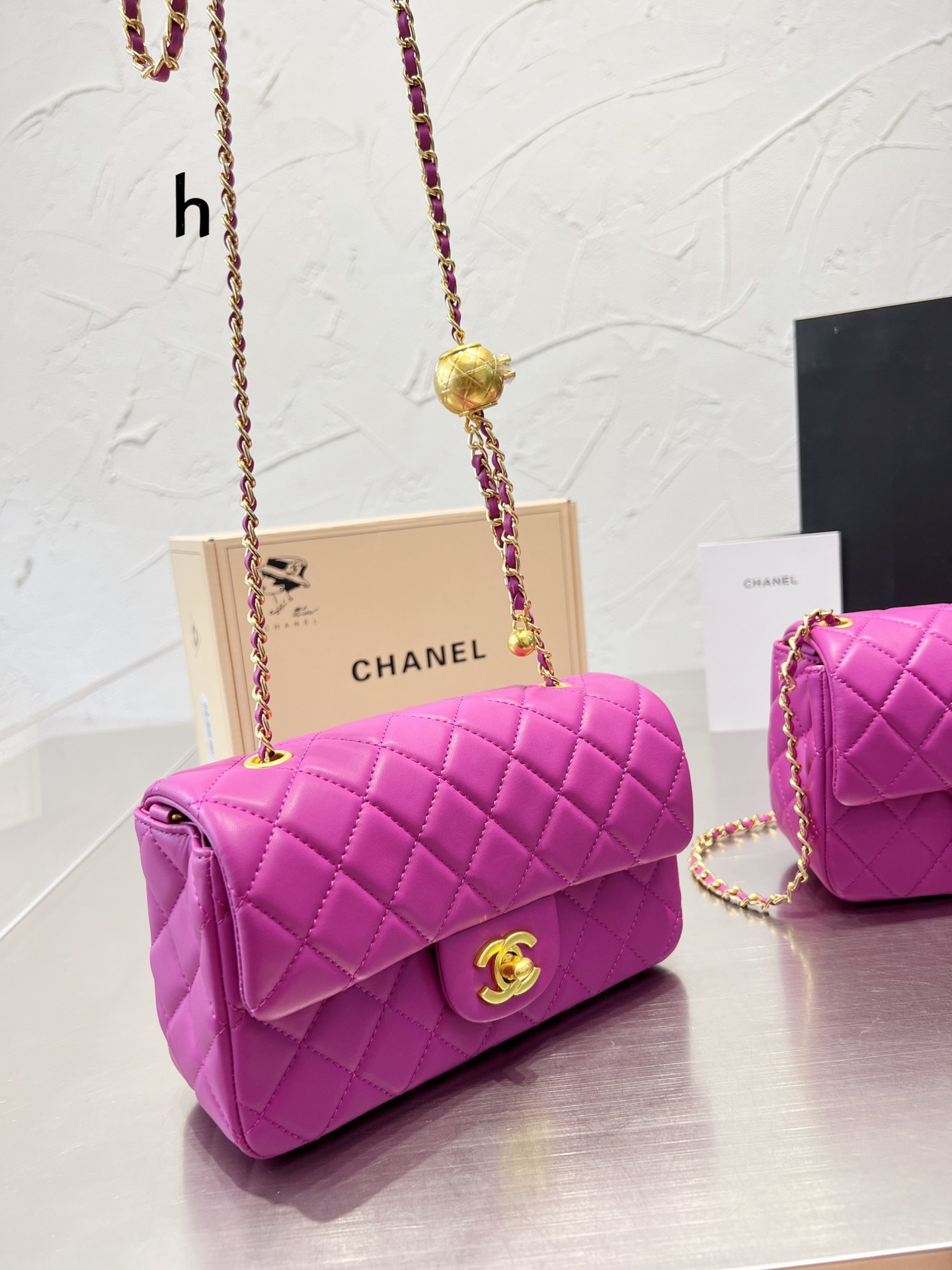 C style golden ball handbag-Luxeon