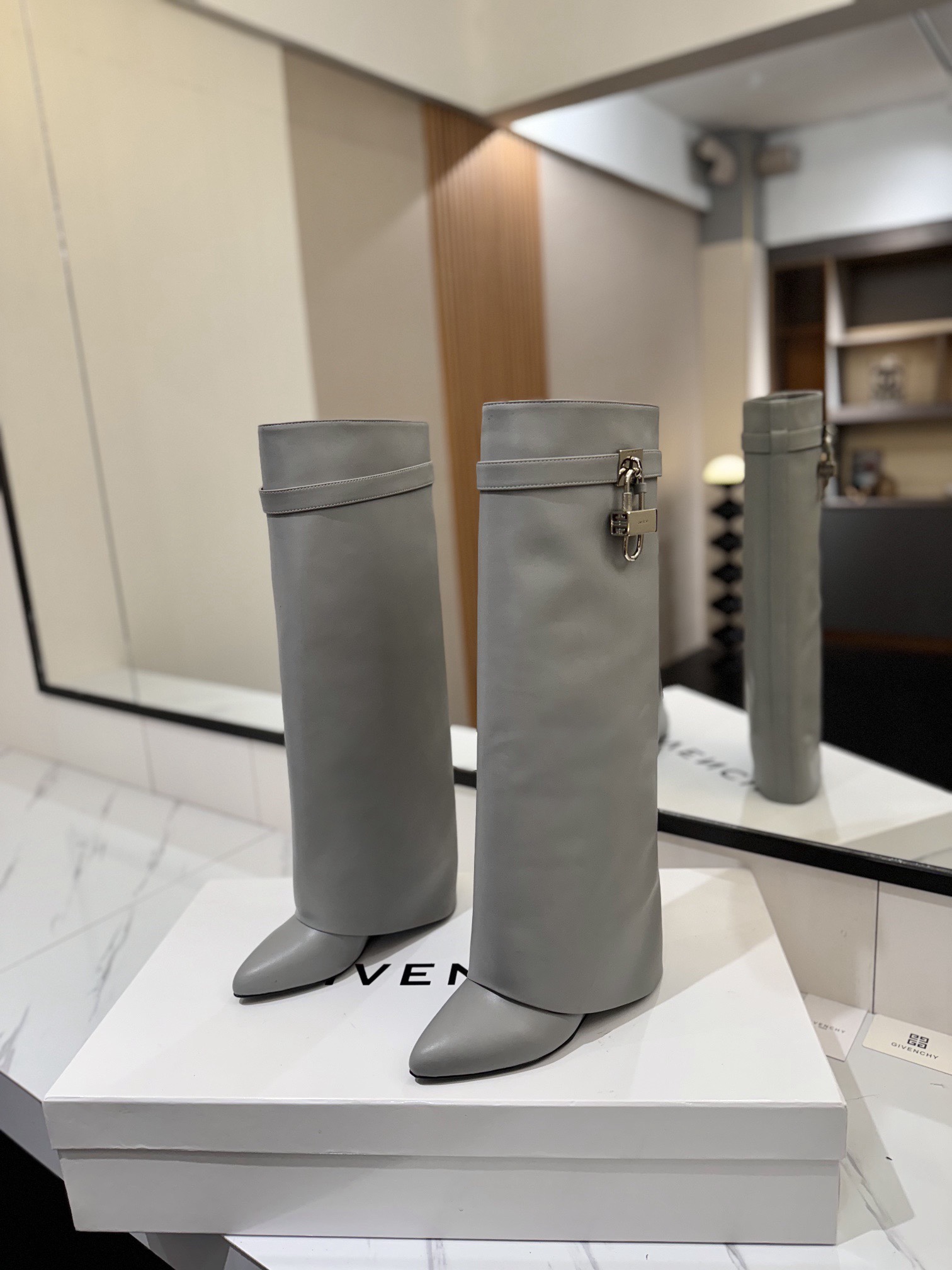 High-heeled buckle boots