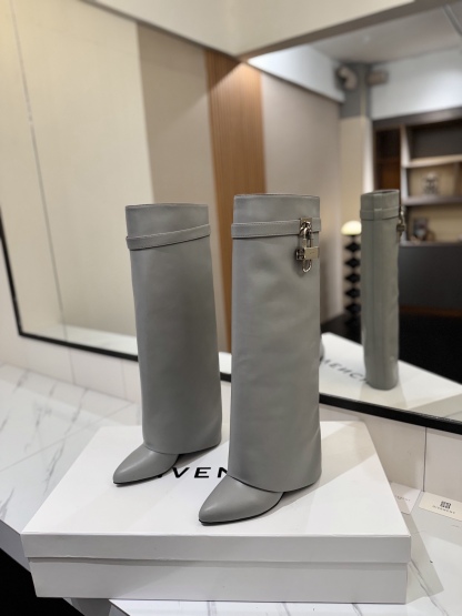 High-heeled buckle boots