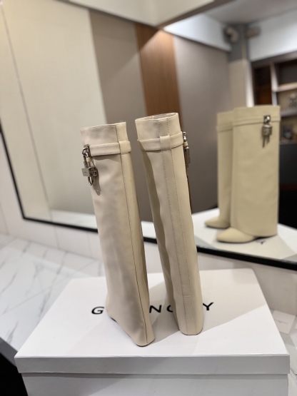High-heeled buckle boots