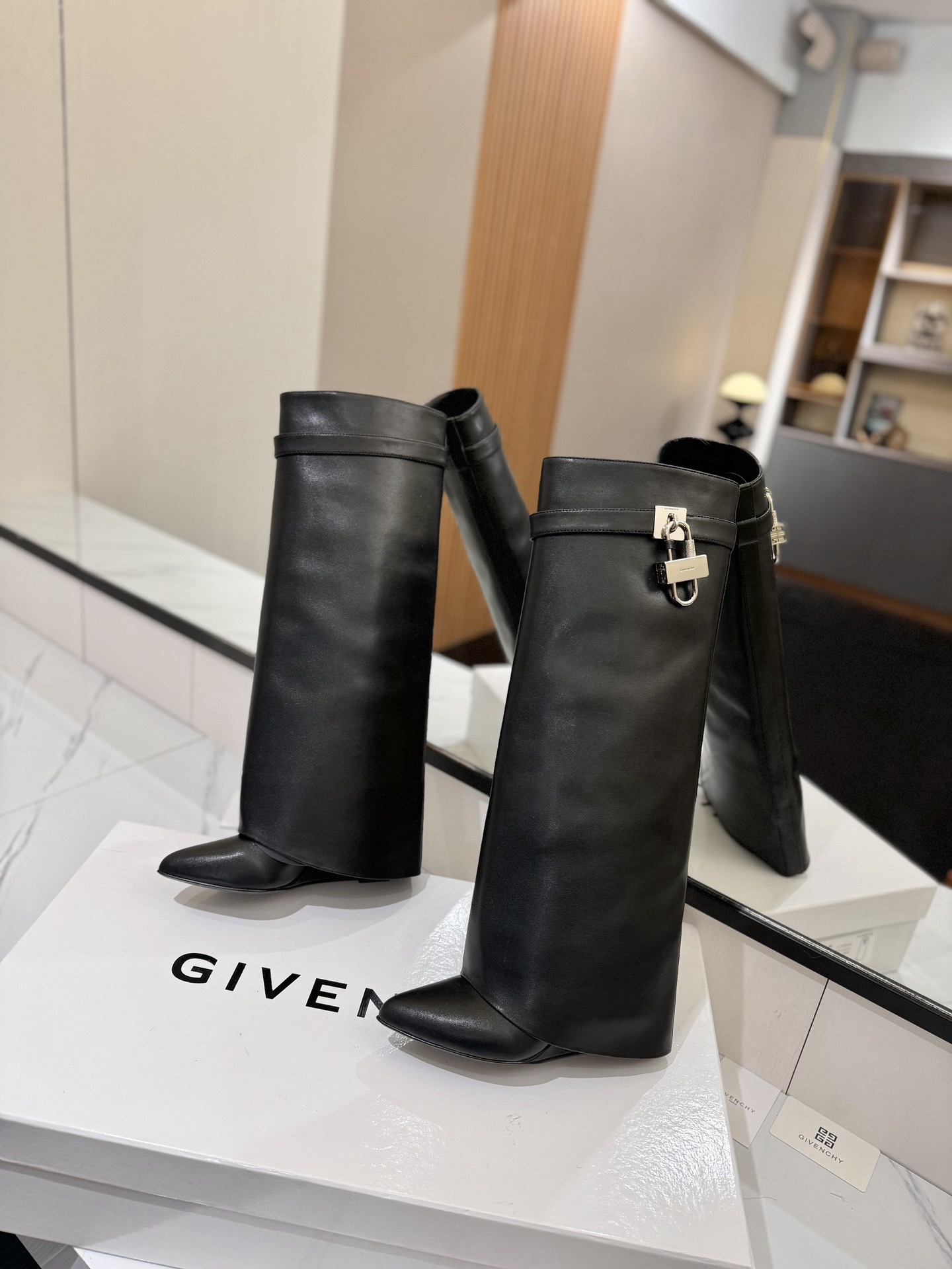 High-heeled buckle boots