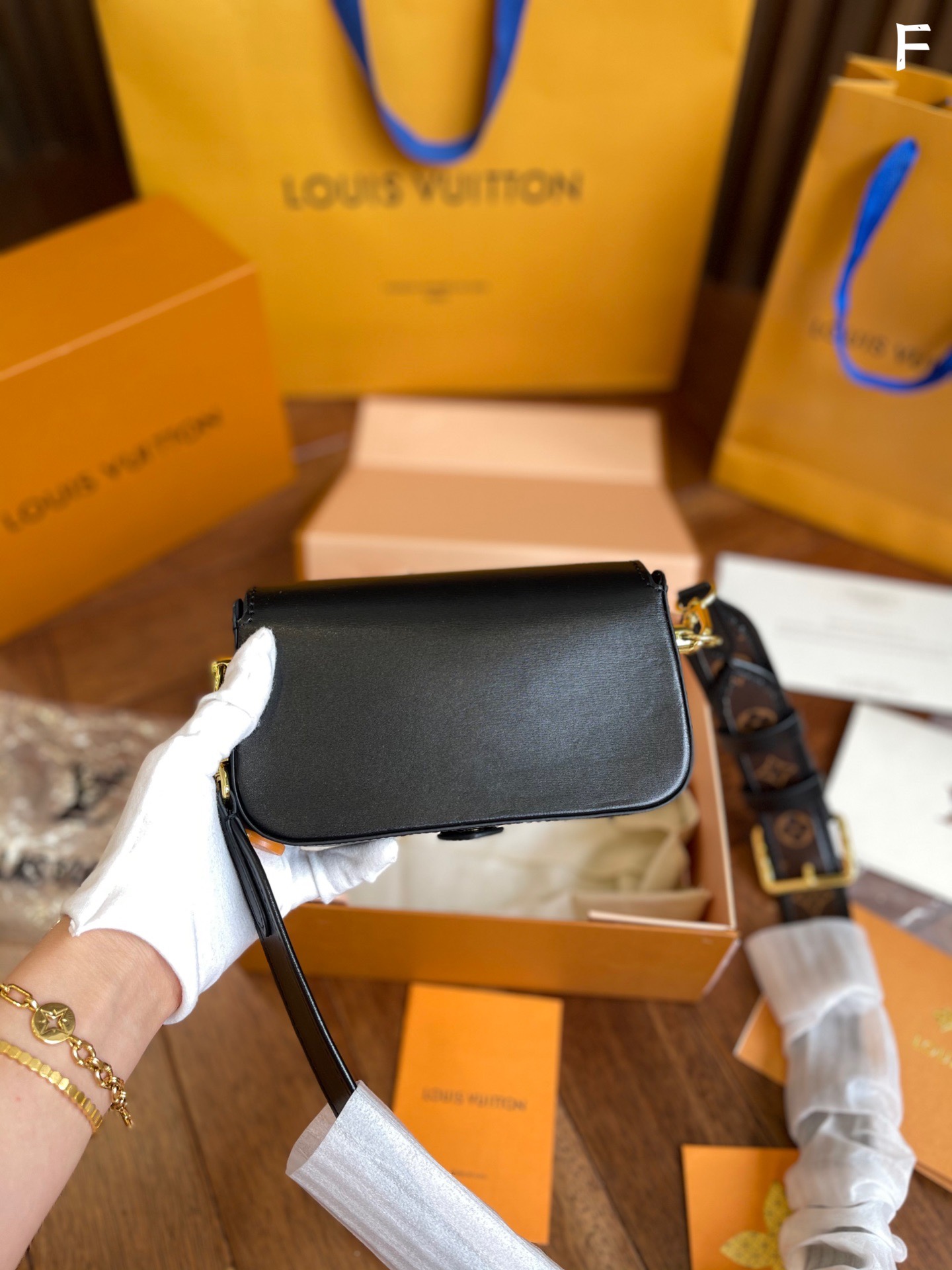 L style . black shoulder bags-Luxeon
