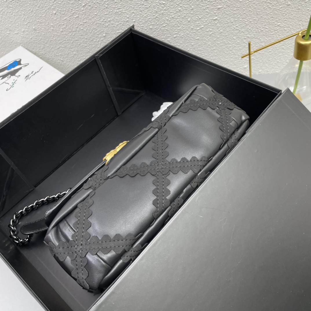 C style diamond chain leather handbag-Luxeon