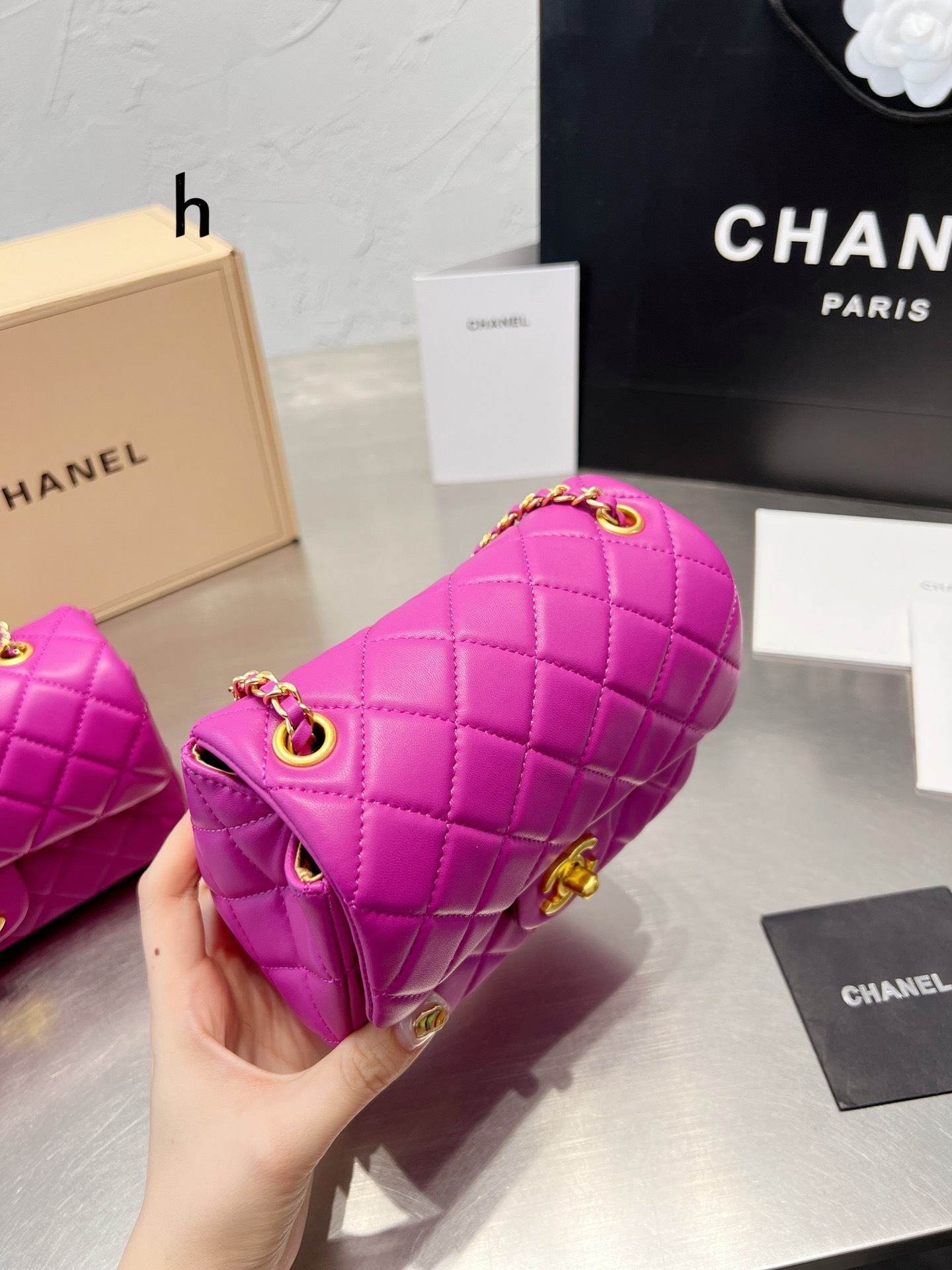 C style golden ball handbag-Luxeon