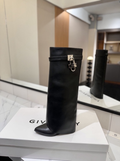 High-heeled buckle boots