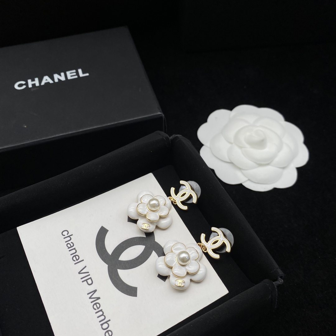 Chan Fashion Stud Earrings-Luxeon