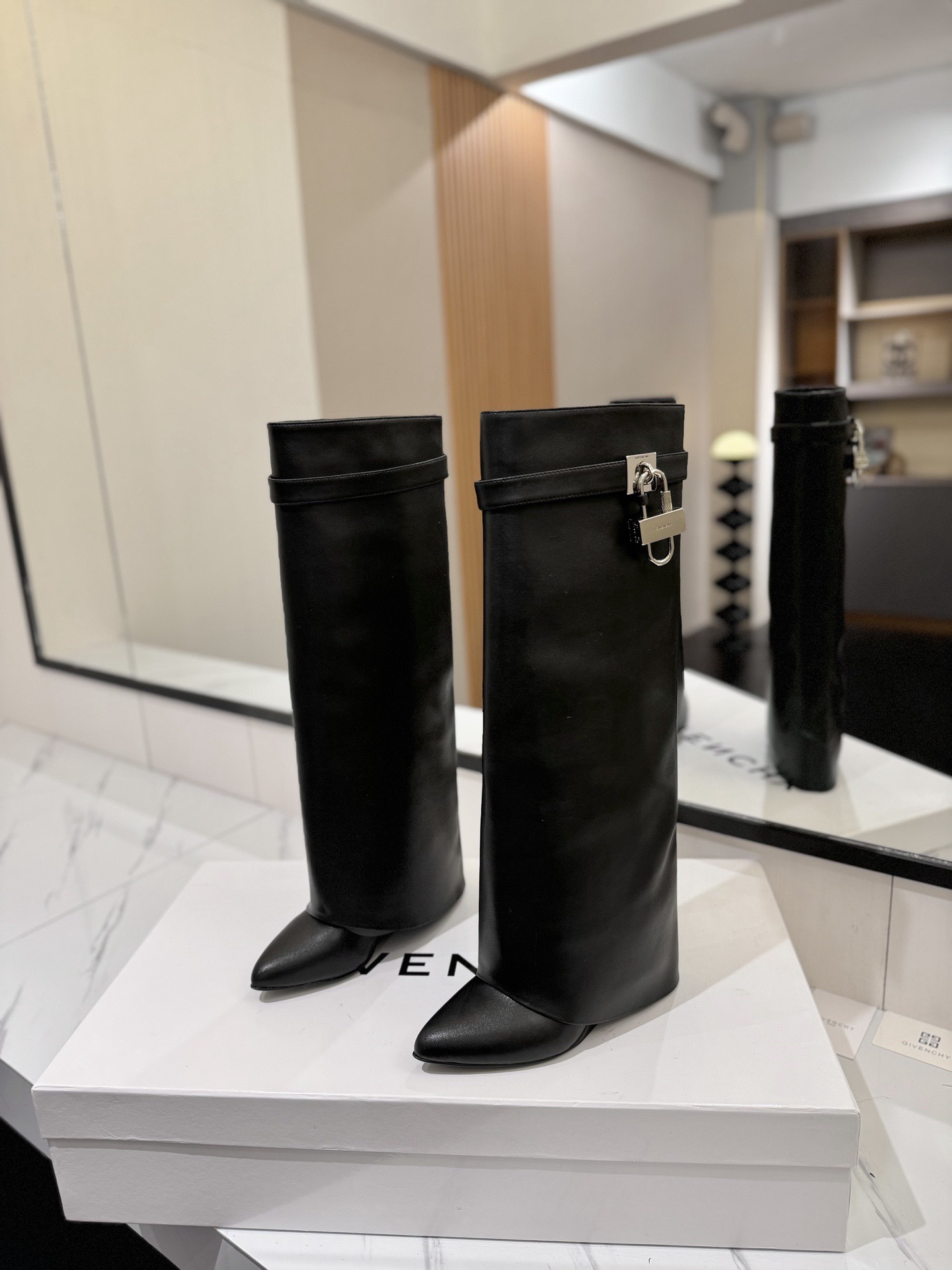 High-heeled buckle boots