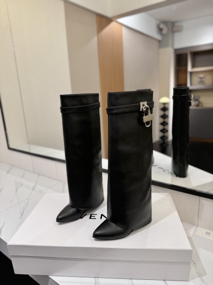High-heeled buckle boots