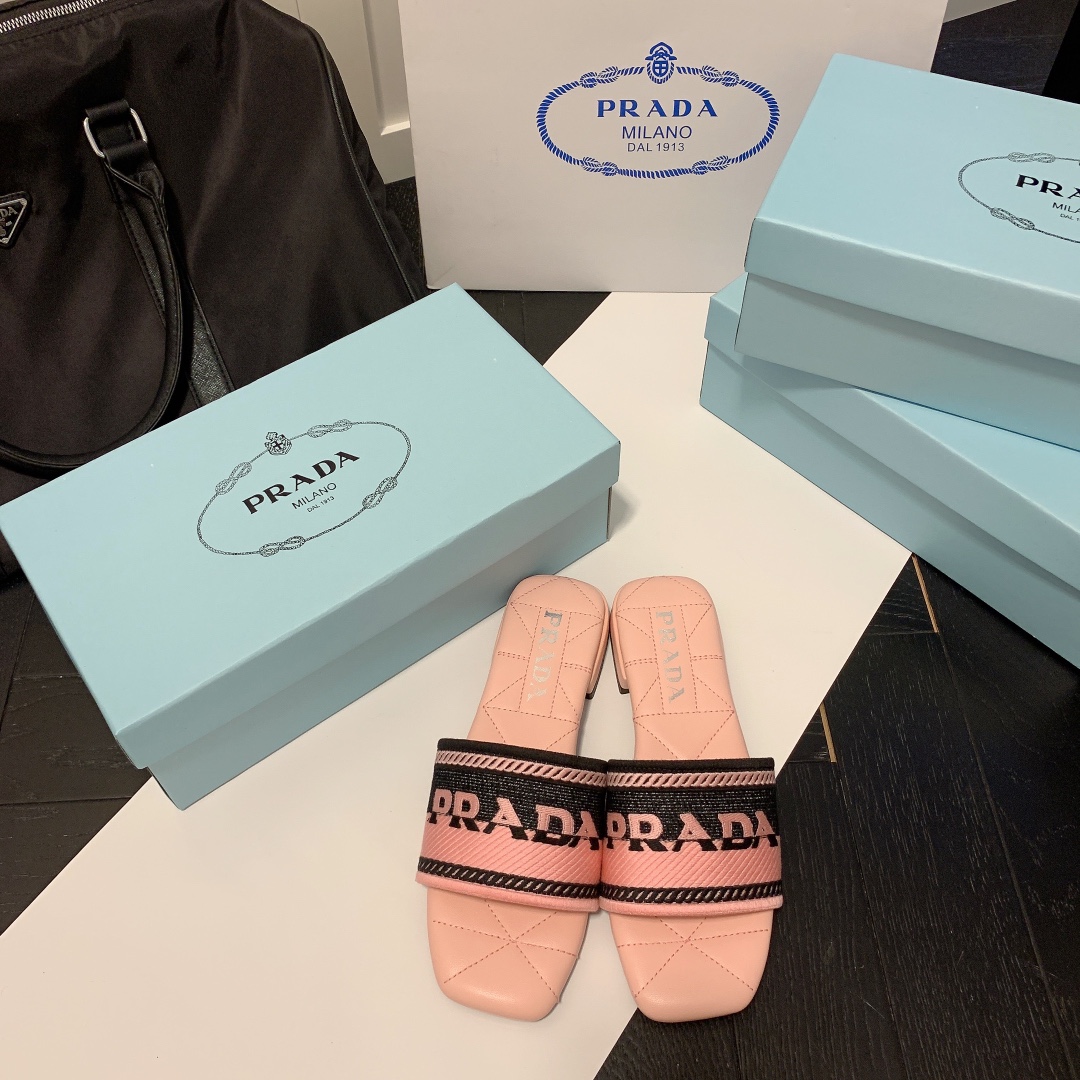 P style Embroidered Letter Flat Slippers-Luxeon