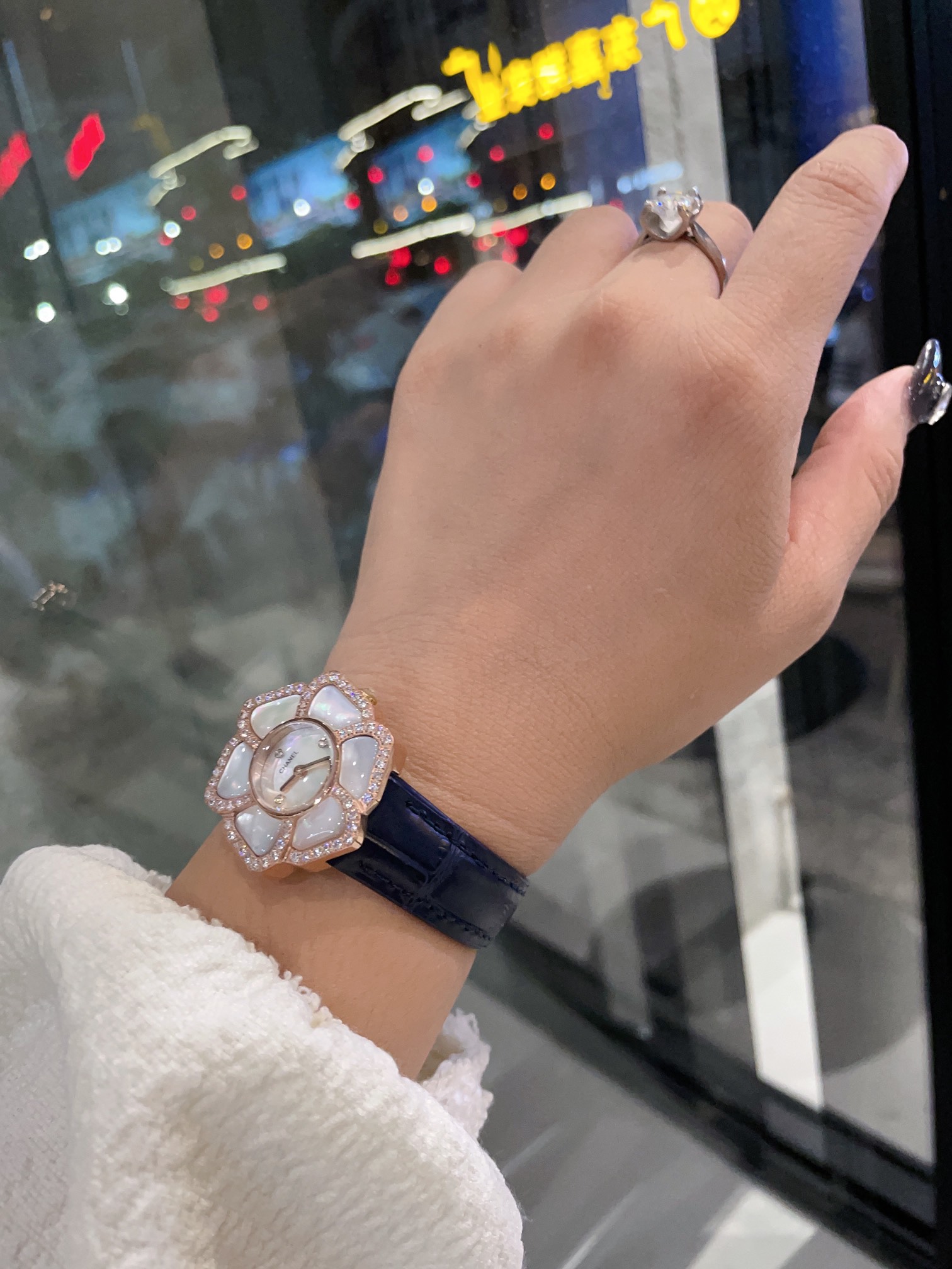 C style Women Watch Cowhide Band Flower Shape Swiss Quartz Movement-Luxeon