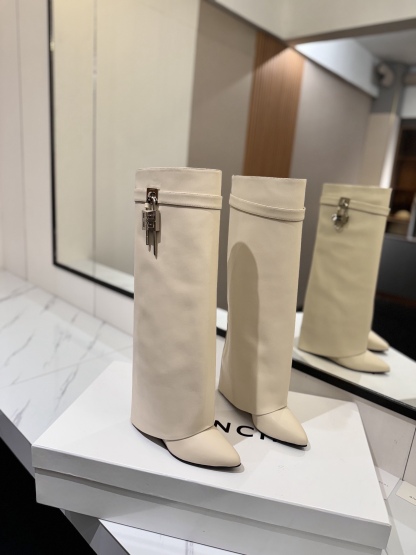 High-heeled buckle boots