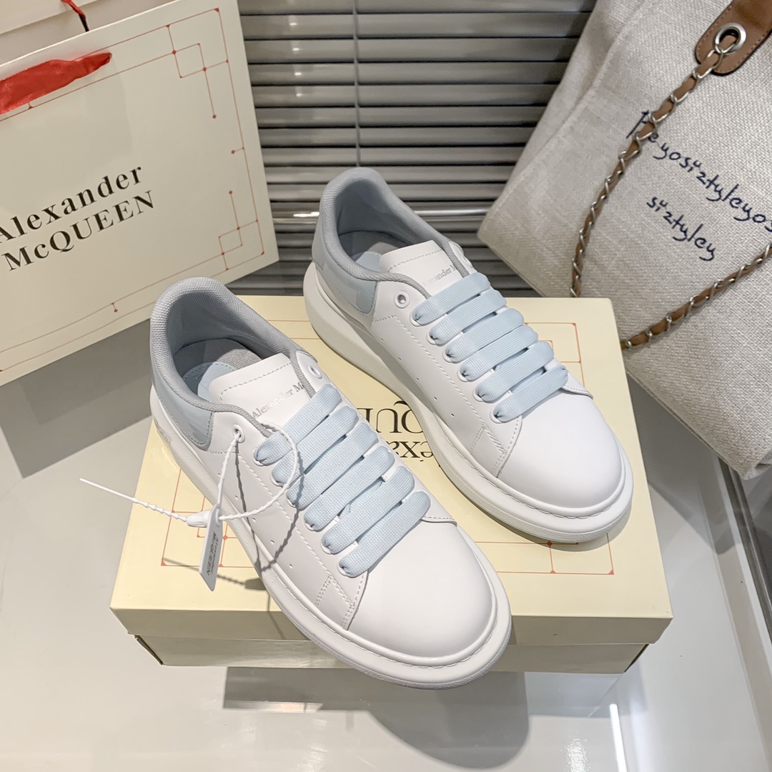 A Style couple white shoes