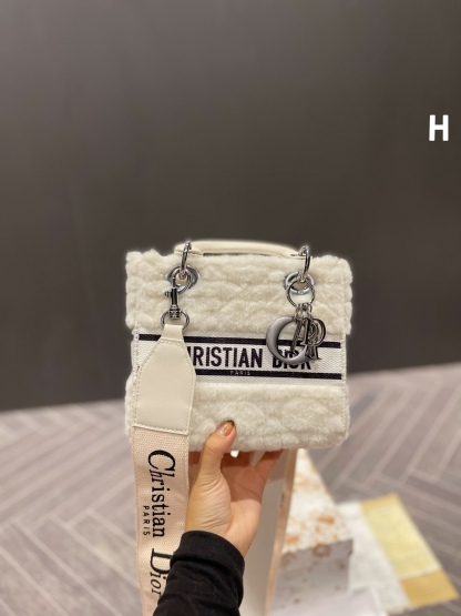 D style Diana Plush handbag-Luxeon
