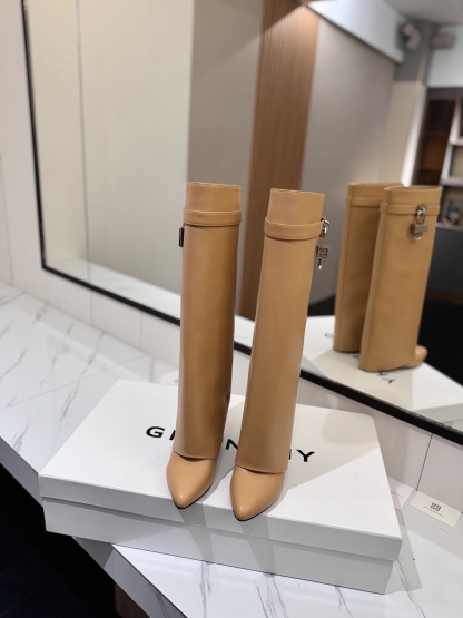 High-heeled buckle boots