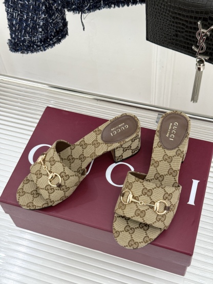 Horsebit high-heeled slippers