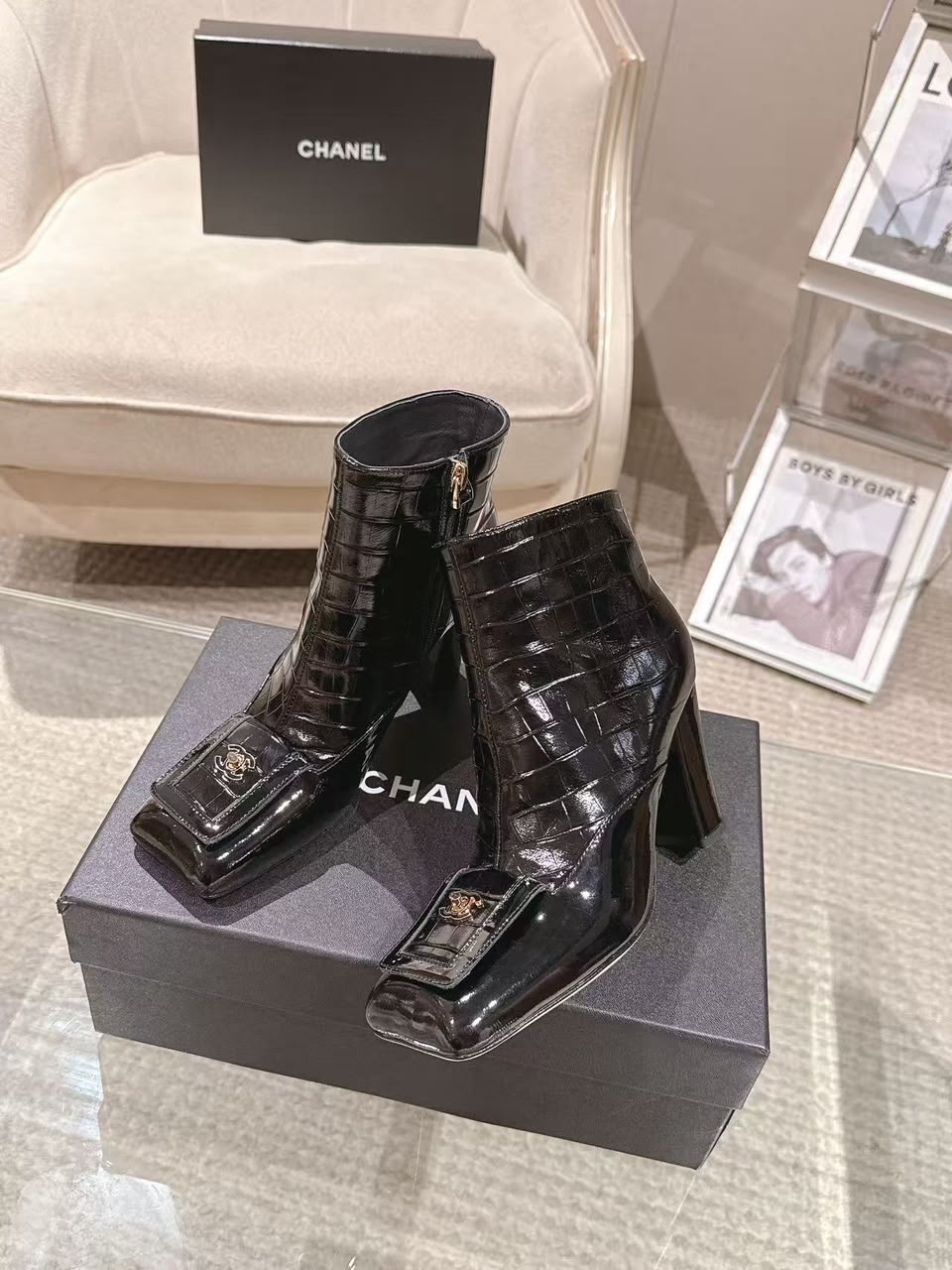 High-heeled boots