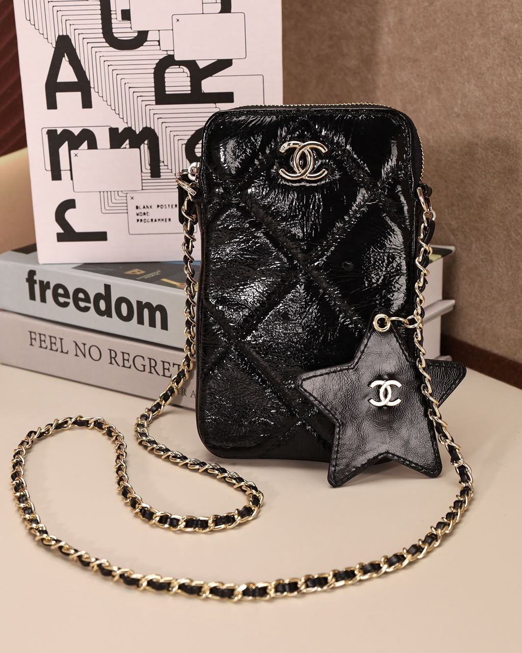 Star-pattern phone pouch