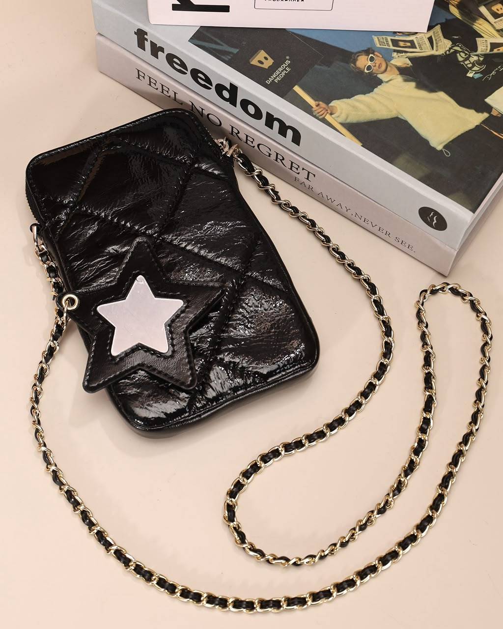Star-pattern phone pouch