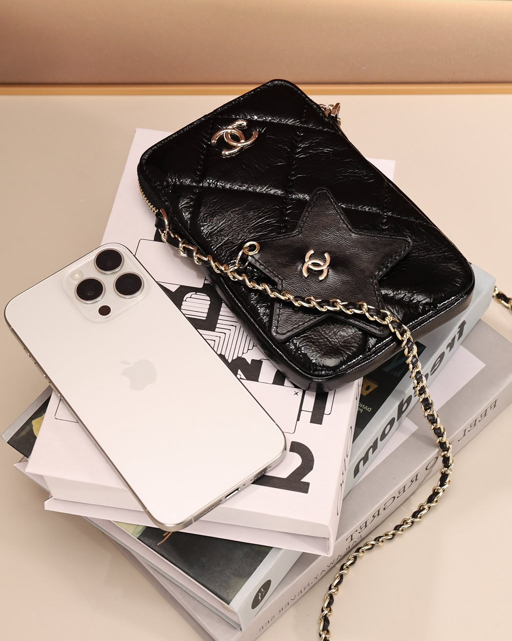 Star-pattern phone pouch