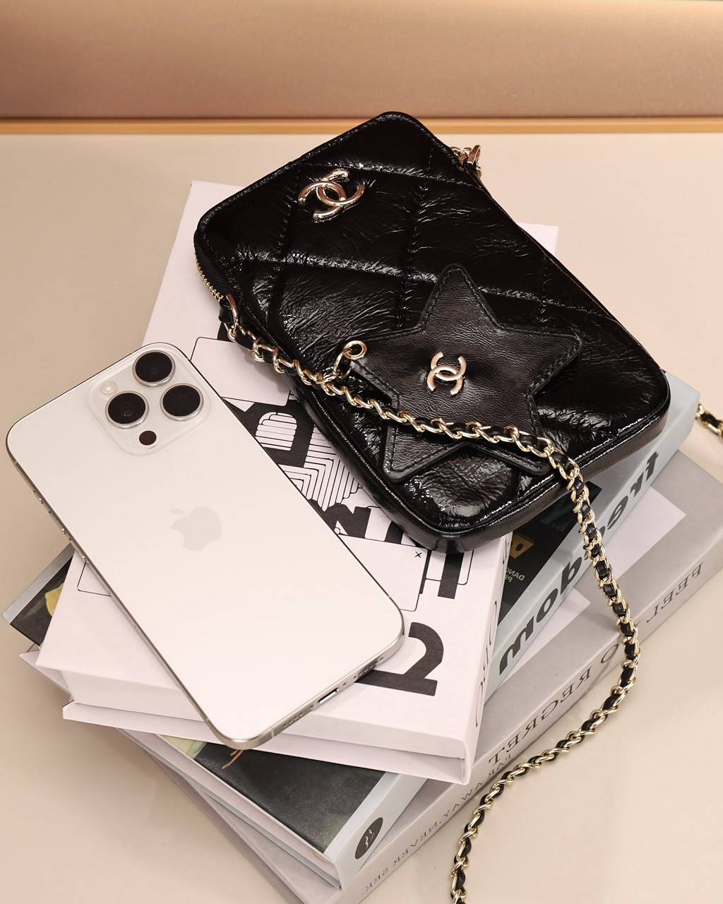Star-pattern phone pouch