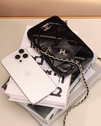 Star-pattern phone pouch
