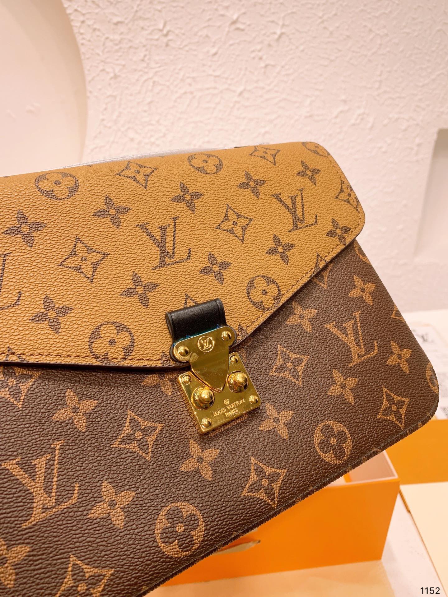 L style bag Messenger Bags-Luxeon