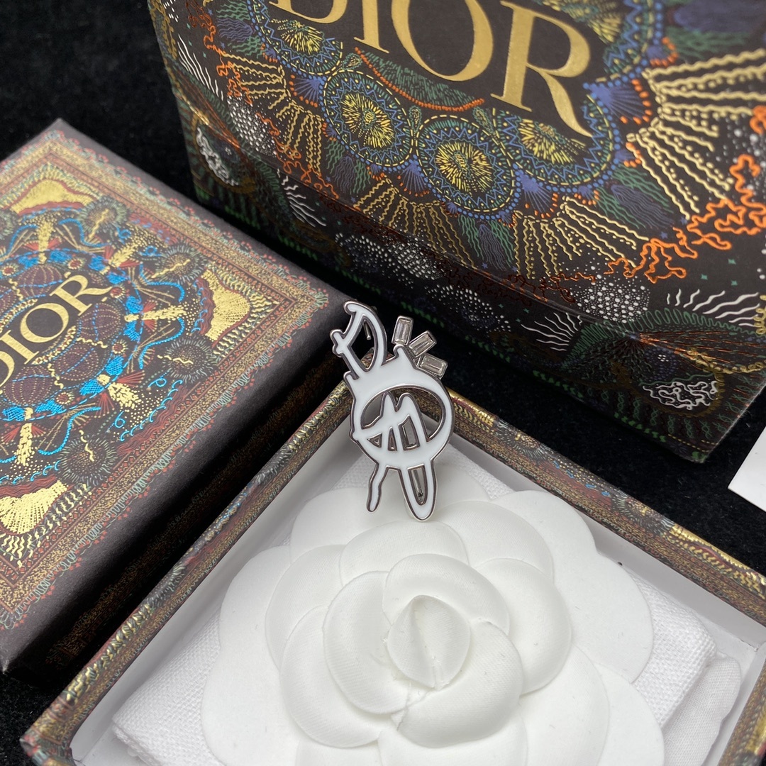 D style letter brooch-Luxeon