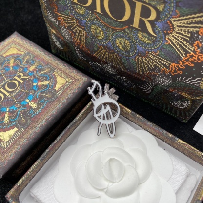 D style letter brooch-Luxeon