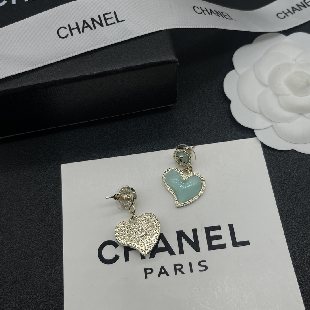 C style heart-shaped stud earrings-Luxeon