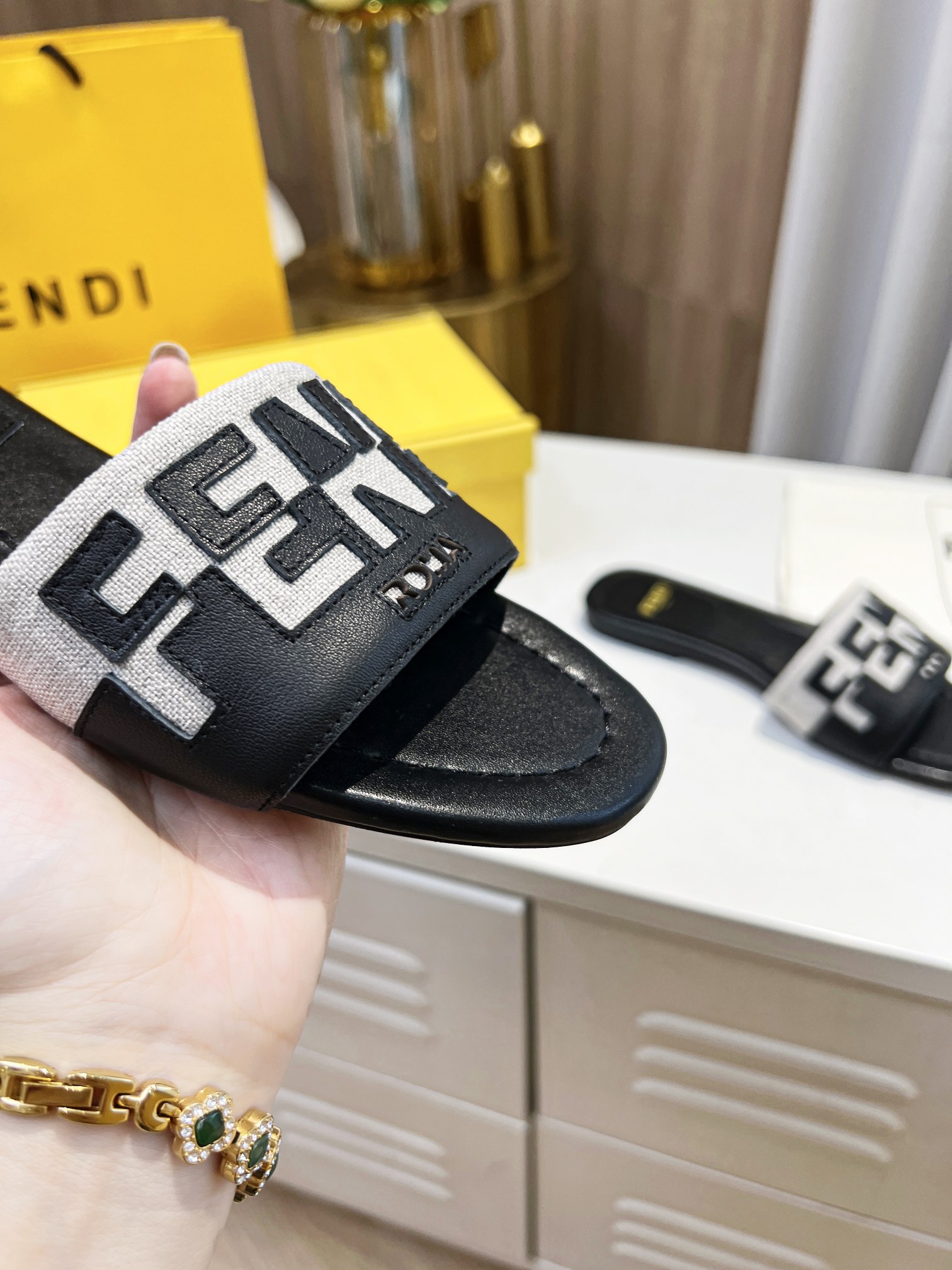 F style new ladies flat slippers-Luxeon