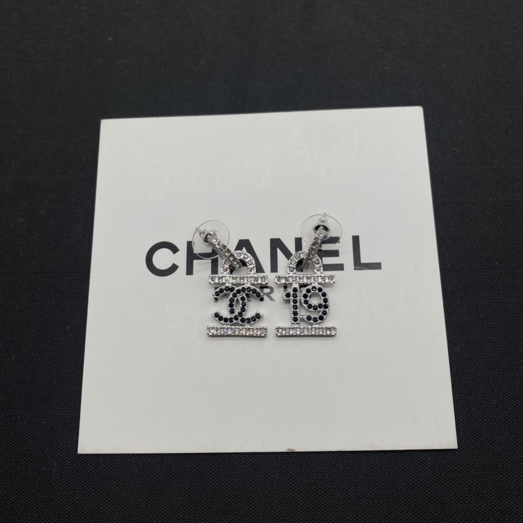 C style Number 19 Stud Earrings-Luxeon