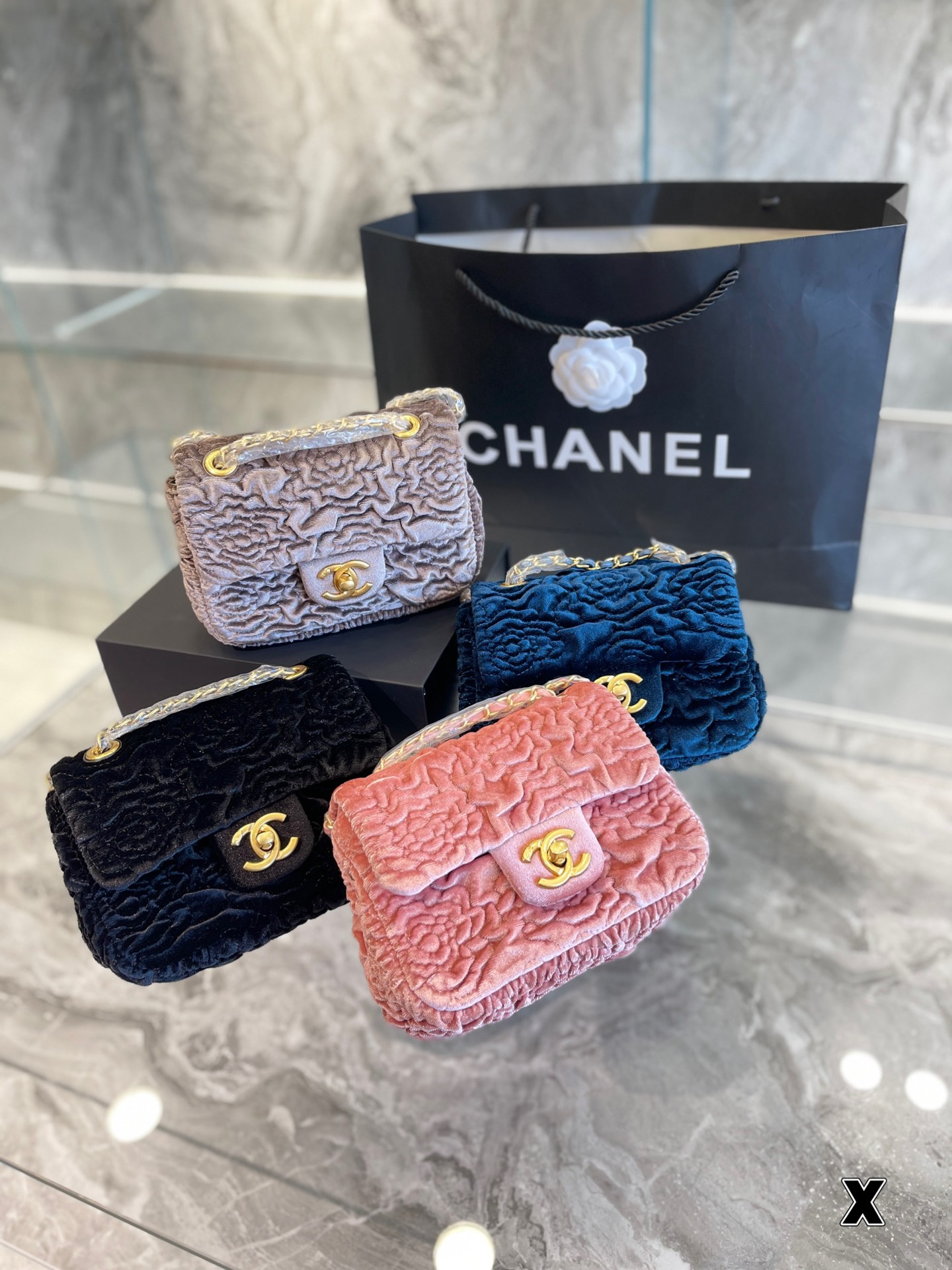 C style VELVET HANDBAG-Luxeon