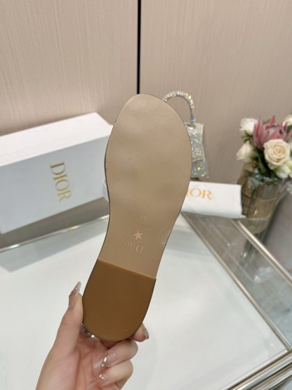 Women hollow slippers