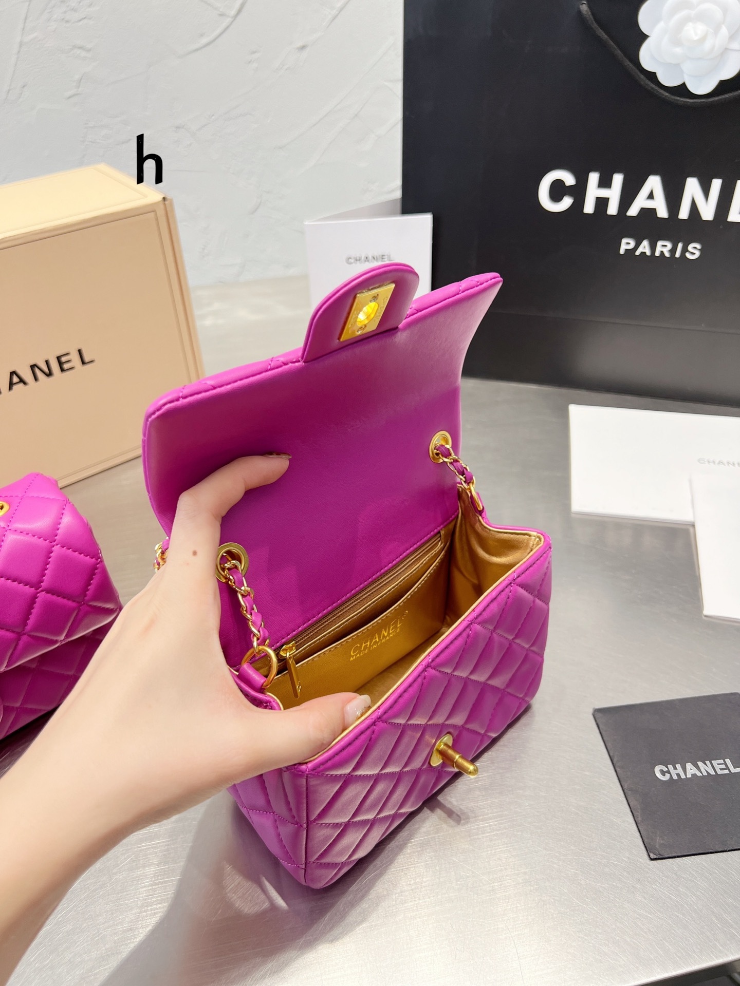 C style golden ball handbag-Luxeon