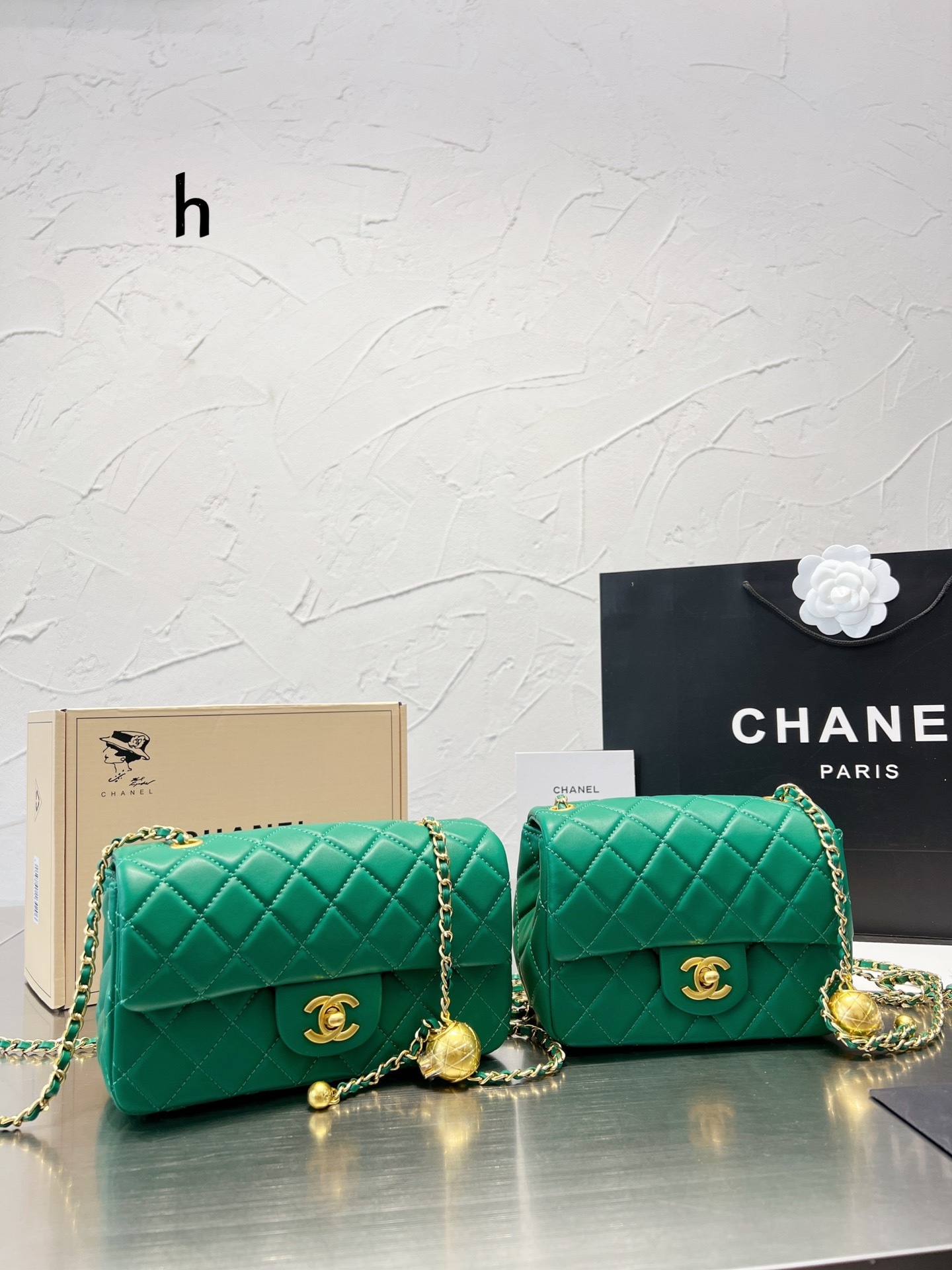 C style golden ball handbag-Luxeon