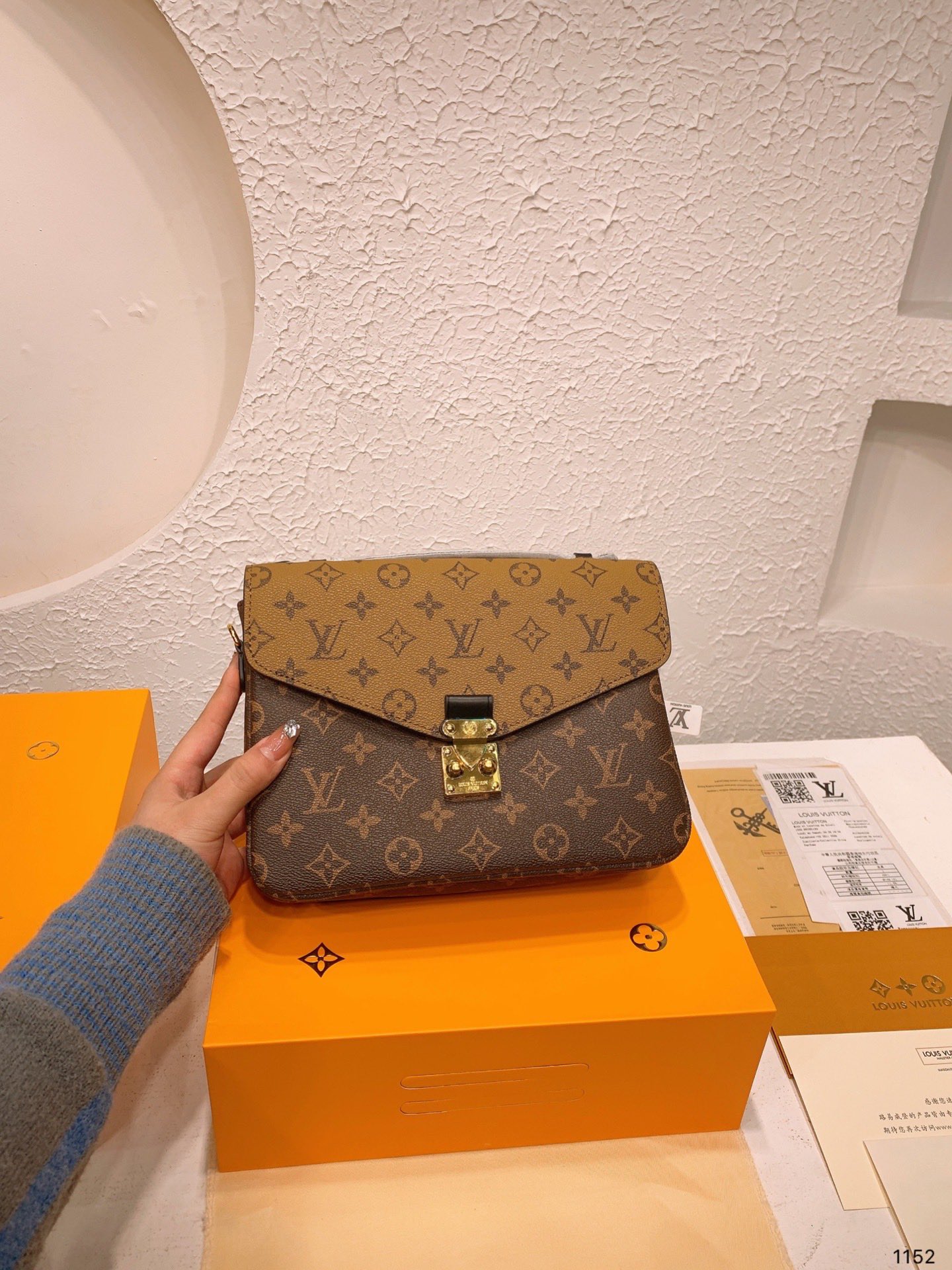 L style bag Messenger Bags-Luxeon