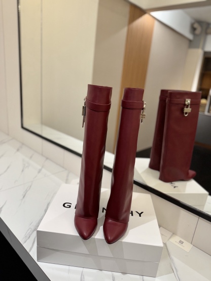 High-heeled buckle boots