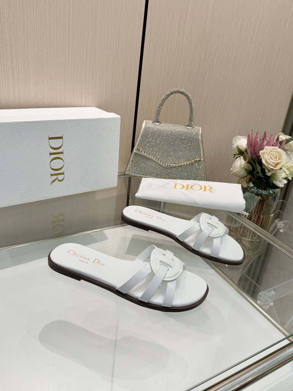 Women hollow slippers