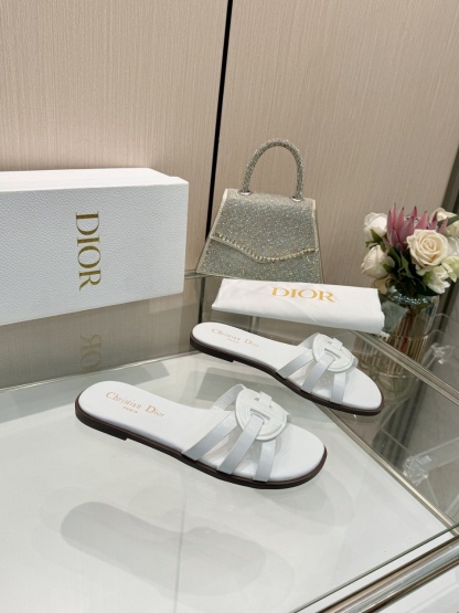Women hollow slippers