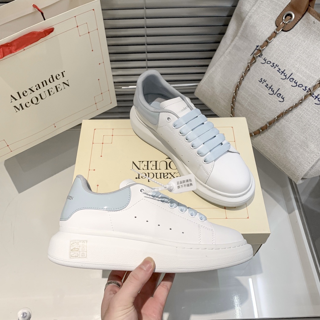 A Style couple white shoes