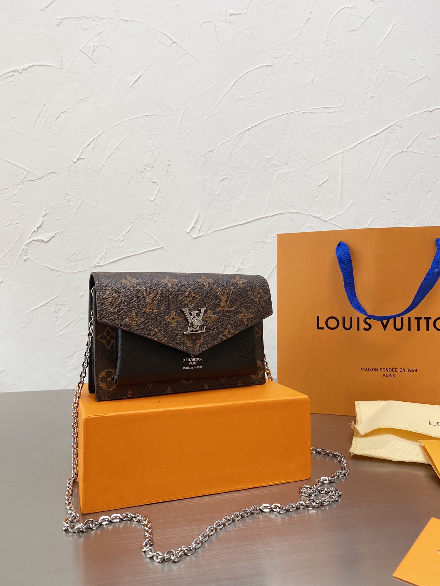 L style bag Shoulder Bags-Luxeon