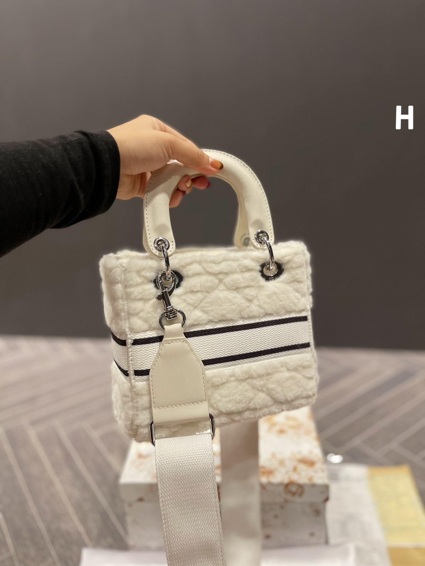 D style Diana Plush handbag-Luxeon