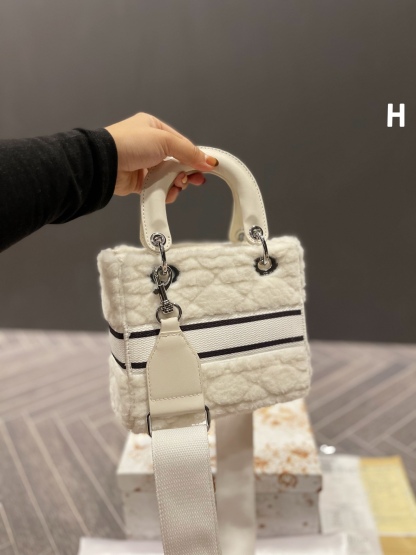 D style Diana Plush handbag-Luxeon