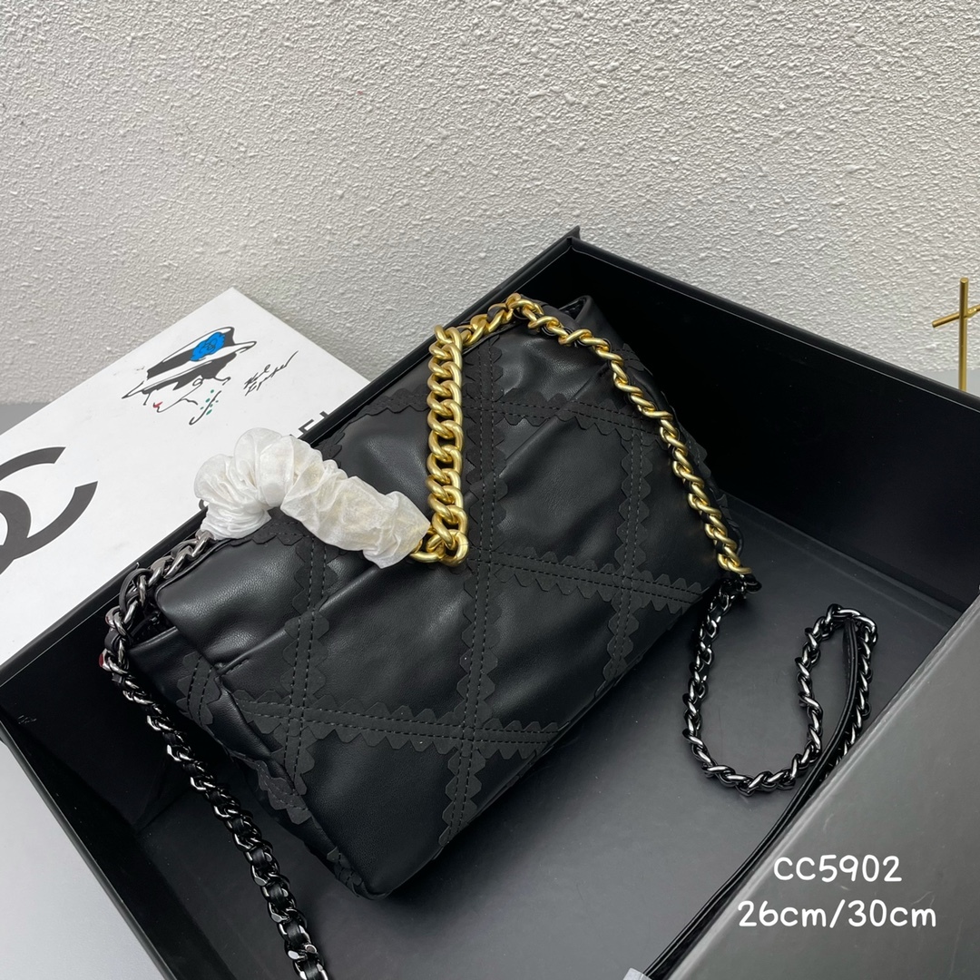 C style diamond chain leather handbag-Luxeon