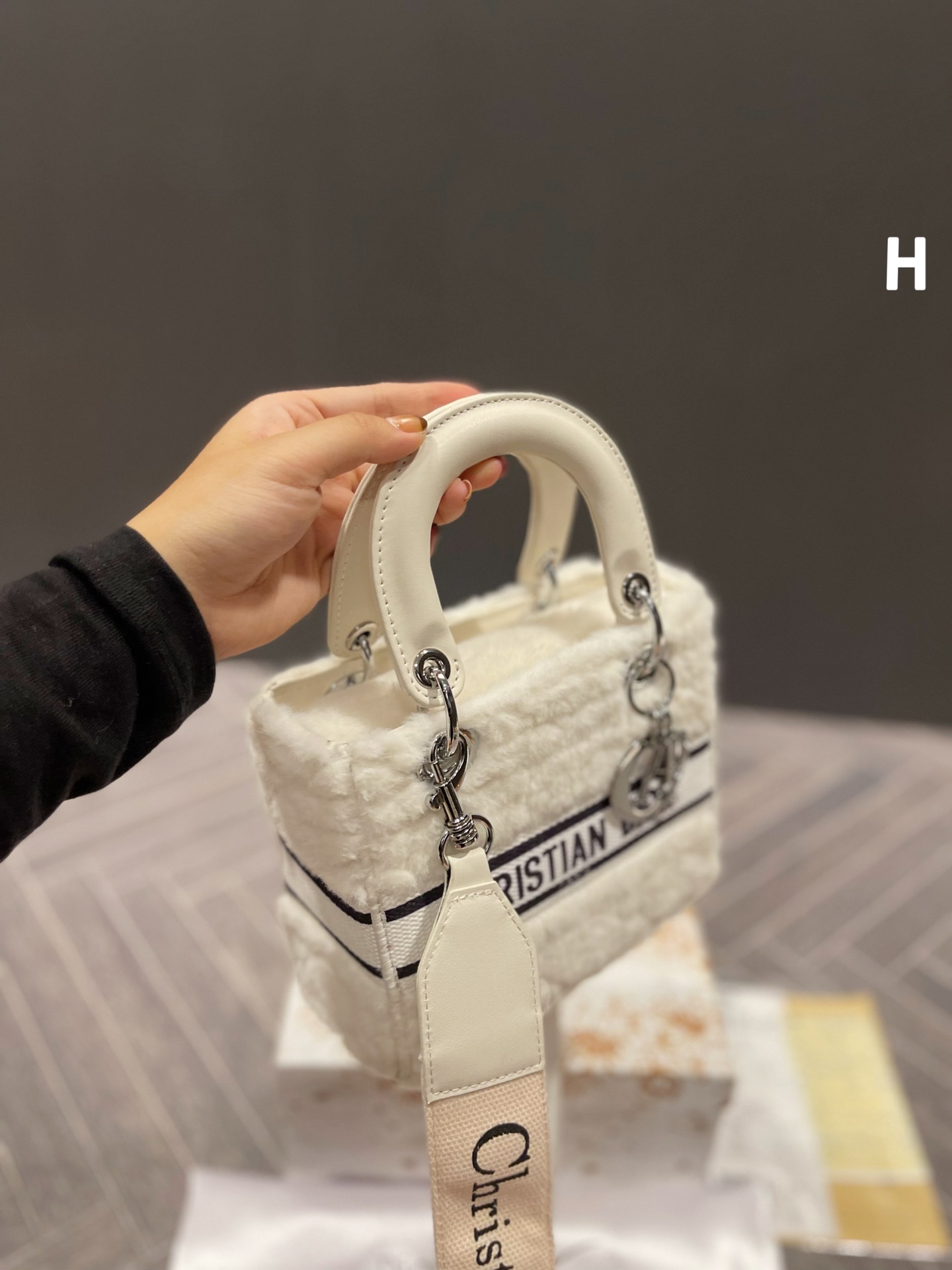 D style Diana Plush handbag-Luxeon