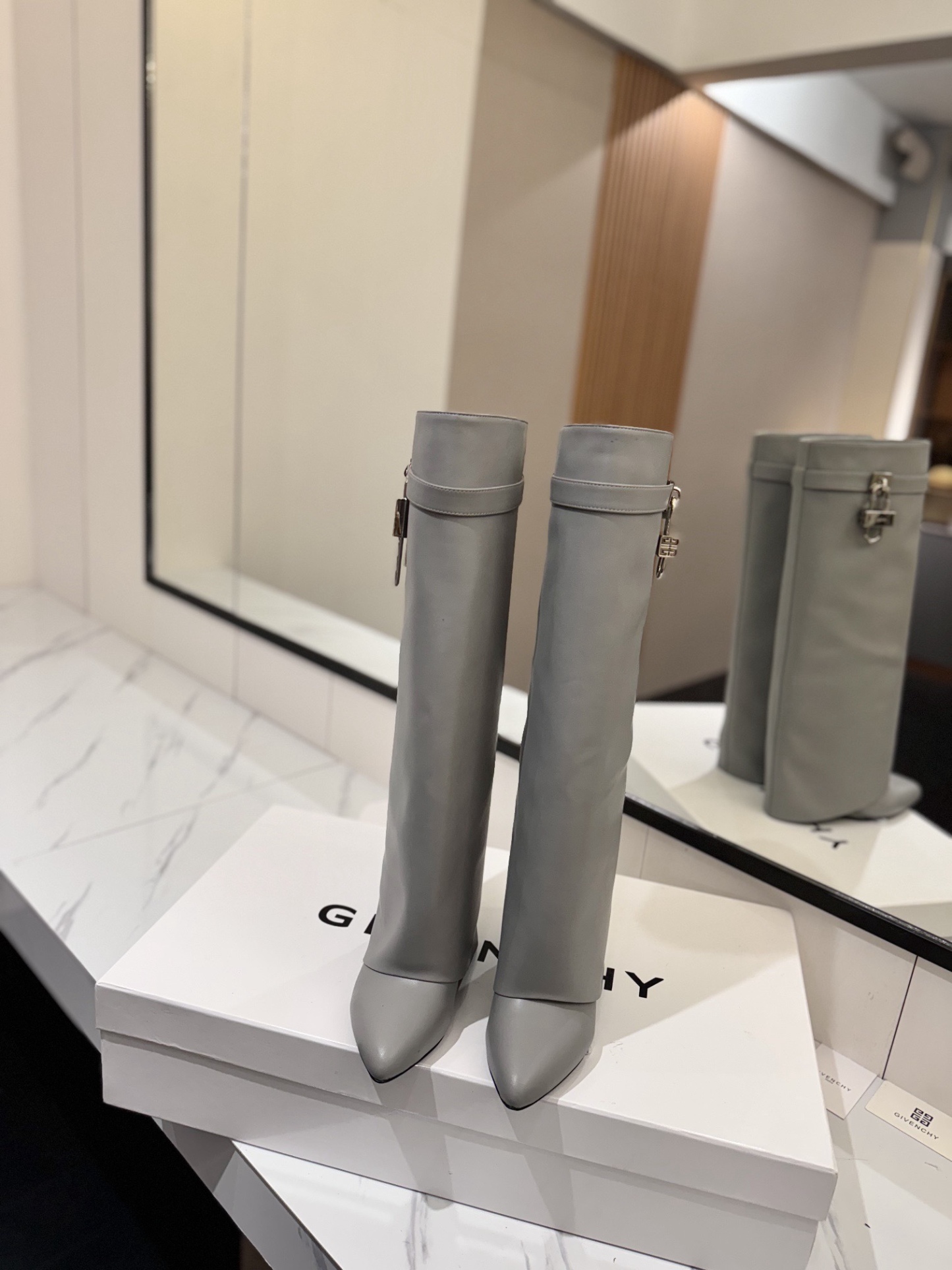 High-heeled buckle boots