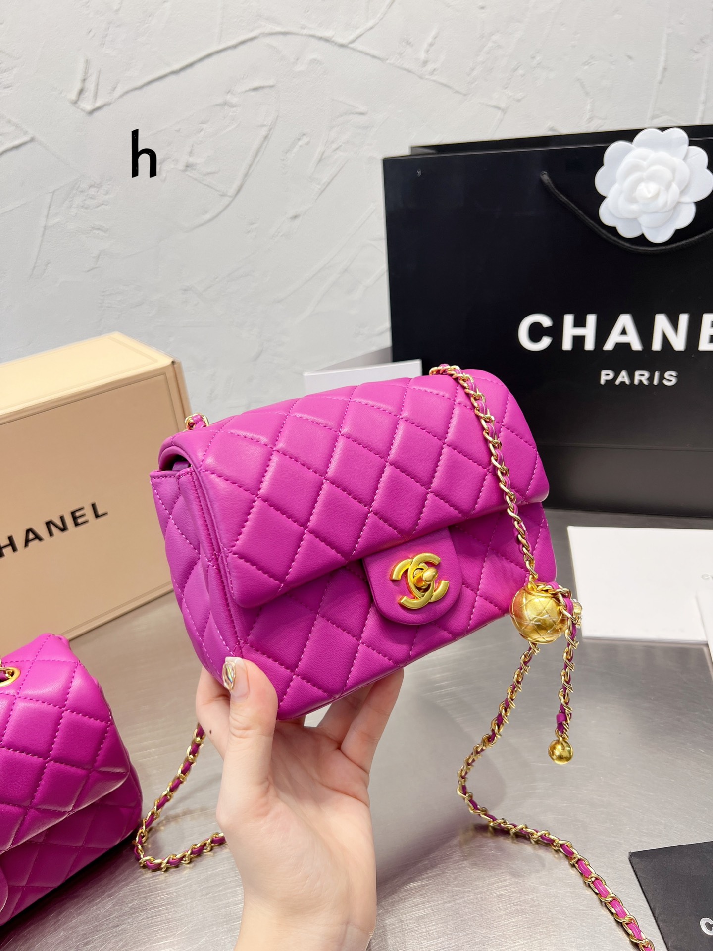 C style golden ball handbag-Luxeon